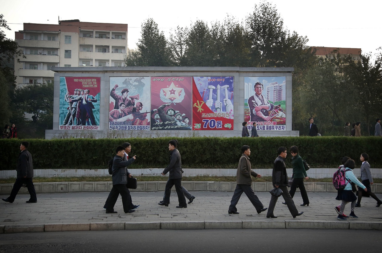 Người Triều Tiên trên đường đi làm vào buổi sáng. Ảnh: AP