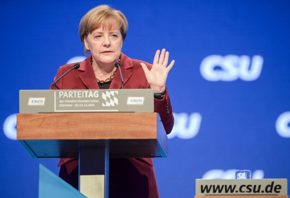 Thủ tướng Đức Angela Merkel trở thành tâm điểm của giới truyền thông trong các sự kiện lớn năm nay, từ xung đột kinh tế ở châu Âu đến cuộc khủng hoảng người tị nạn. Bà là người đưa ra chính sách mở cửa đón 900.000 người tị nạn vào Đức. Sau vụ khủng bố tấn công Paris, các đồng minh chính trị của Angela Merkel đã gây sức ép để bà bỏ chính sách chào đón người di cư. 