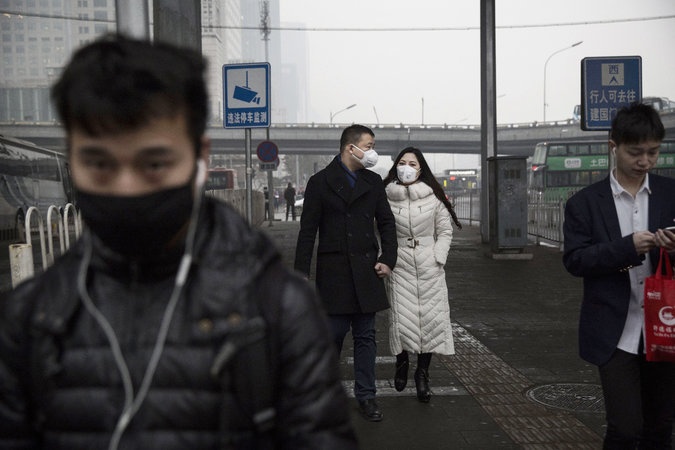 Nguoi Trung Quoc lo au ve khau trang gia hinh anh