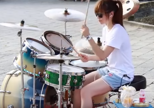 Man danh trong sieu hang cua co gai mac ao phong hinh anh