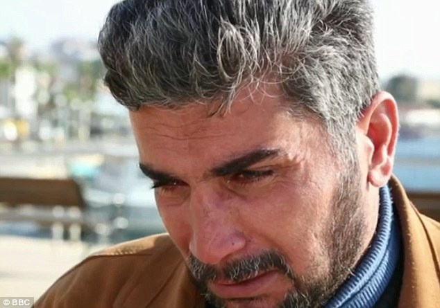 Noi dau nguoi dan ong mat vo va 7 con tren duong chay loan hinh anh