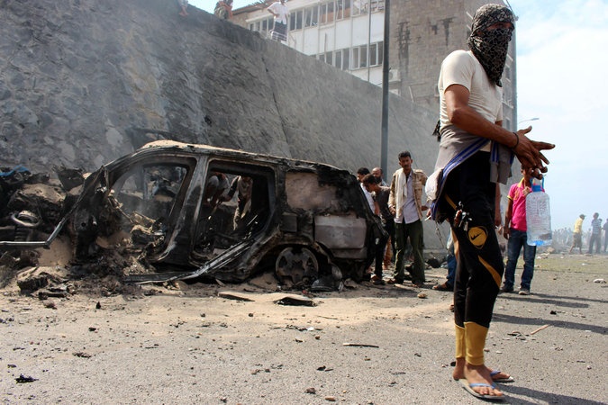 Hiện trường vụ đánh bom xe khiến quan chức đứng đầu tỉnh Aden, Yemen thiệt mạng
