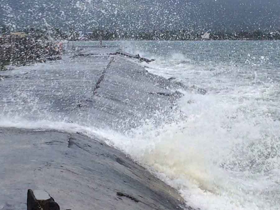 Sức gió giật mạnh đã suy yếu phần nào vào sáng nay, nhưng theo ghi nhận vẫn duy trì ở mức từ 170 km/h đến 185 km/h. Các cơn bão dự kiến sẽ suy yếu dần khi di chuyển về phía đảo Mindoro. Ảnh: CNN