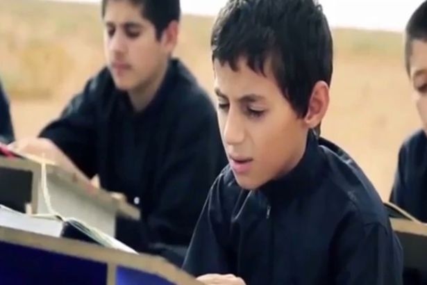 Nhiệm vụ đầu tiên của những đứa trẻ là học thuộc kinh Koran. Ảnh: Mirror