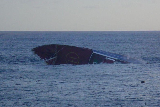 Tau cho 100 nguoi co the da chim o Indonesia hinh anh