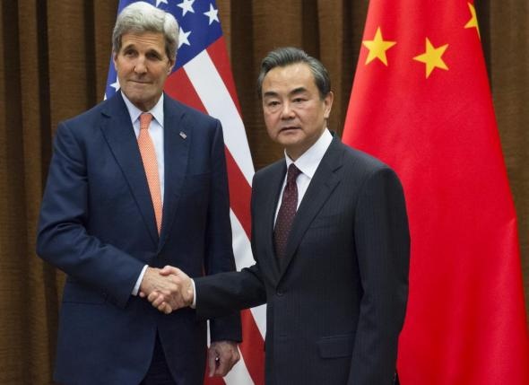Ngoại trưởng Mỹ John Kerry và người đồng cấp của Trung Quốc Vương Nghị trong cuộc gặp hồi tháng 5 năm nay. Ảnh: Reuters