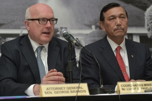 Bộ trưởng Tư pháp Australia George Brandis (trái) và ông Luhut Panjaitan Bộ trưởng phụ trách những vấn đề chính trị, xã hội và luật pháp Indonesia trong cuộc họp báo tại Jakarta, Indonesia hôm qua. Ảnh: AFP