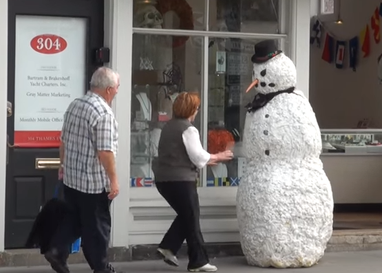 Nguoi tuyet bu nhin treu khach hinh anh