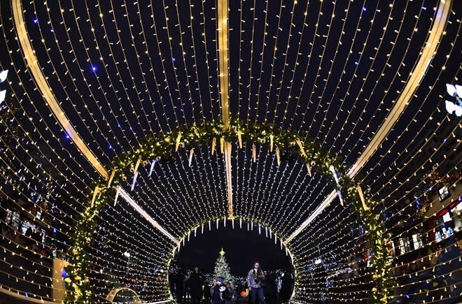 Con đường tràn ngập ánh sáng ở thủ đô Moscow, Nga, thu hút người qua lại trong không khí chào đón ngày Lễ Giáng sinh và năm mới. Trong những ngày sát Noel, không khí tại đây càng náo nhiệt hơn khi thời khắc đếm ngược đến gần. Ảnh: Getty