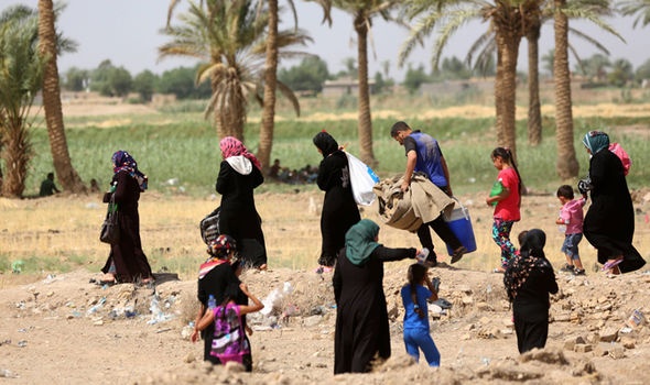 Nhiều người Syria tìm cách chạy trốn khỏi IS và hy vọng một cuộc sống tốt đẹp hơn. Ảnh: AP