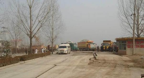 Xe cứu thương đỗ bên ngoài mỏ thạch cao bị sập. Ảnh: Tân Hoa xã