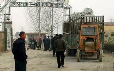 Sap mo thach cao o Trung Quoc, hang chuc nguoi bi chon vui hinh anh