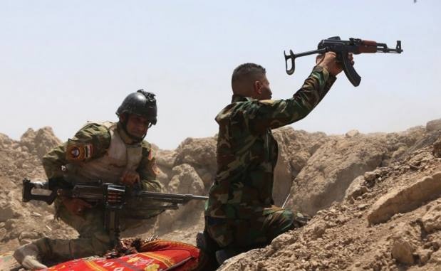 Quân đội Iraq chiến đấu với các chiến binh IS ở Ramadi. Ảnh: AFP