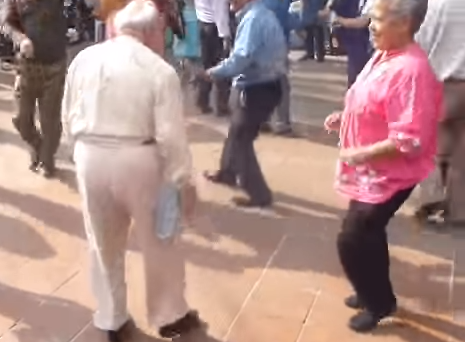 Dieu nhay ngo nghinh cua cu gia hinh anh