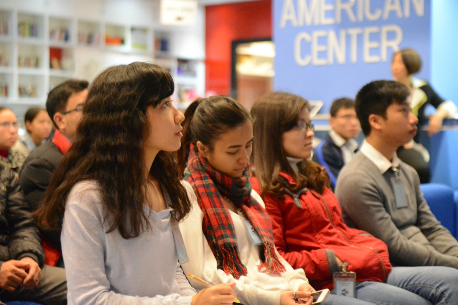 Nguoi dan Ha Noi nghe Obama doc Thong diep Lien bang hinh anh