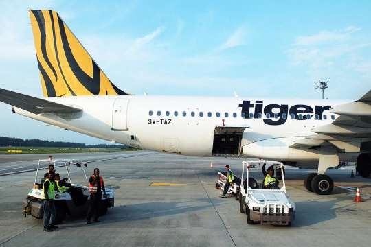 Hanh khach tu vong, phi co ha canh khan cap hinh anh