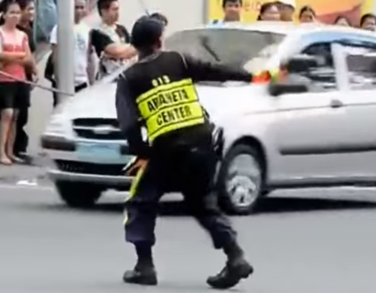 Khi canh sat giao thong nhay mua tren pho hinh anh