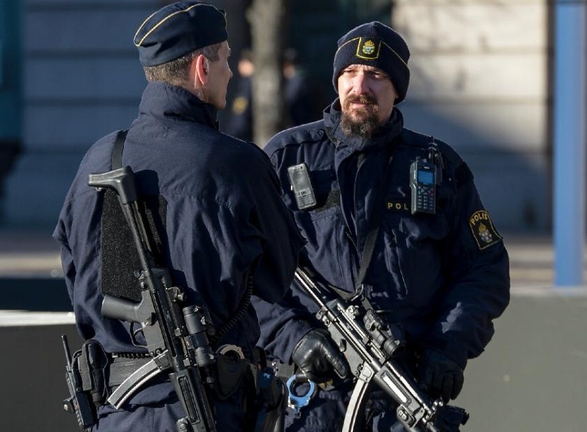 Dai hoc o Thuy Dien dong cua vi de doa tham sat hinh anh