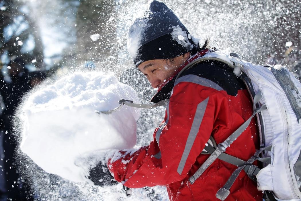 Nguoi My vui dua trong tuyet trang hinh anh