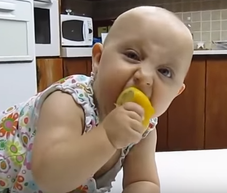 Phan ung cua tre khi nem chanh lan dau hinh anh