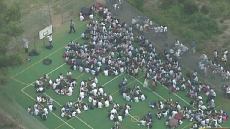 Australia dong cua hang loat truong hoc vi de doa danh bom hinh anh