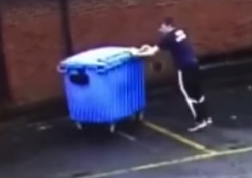 Thung rac danh nguoi hinh anh