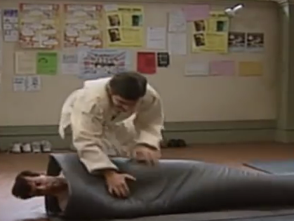 Tro danh bai thay trong lop nhu dao hinh anh