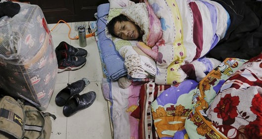 Lao dong TQ khong ve que don Tet vi bi tra luong cham hinh anh