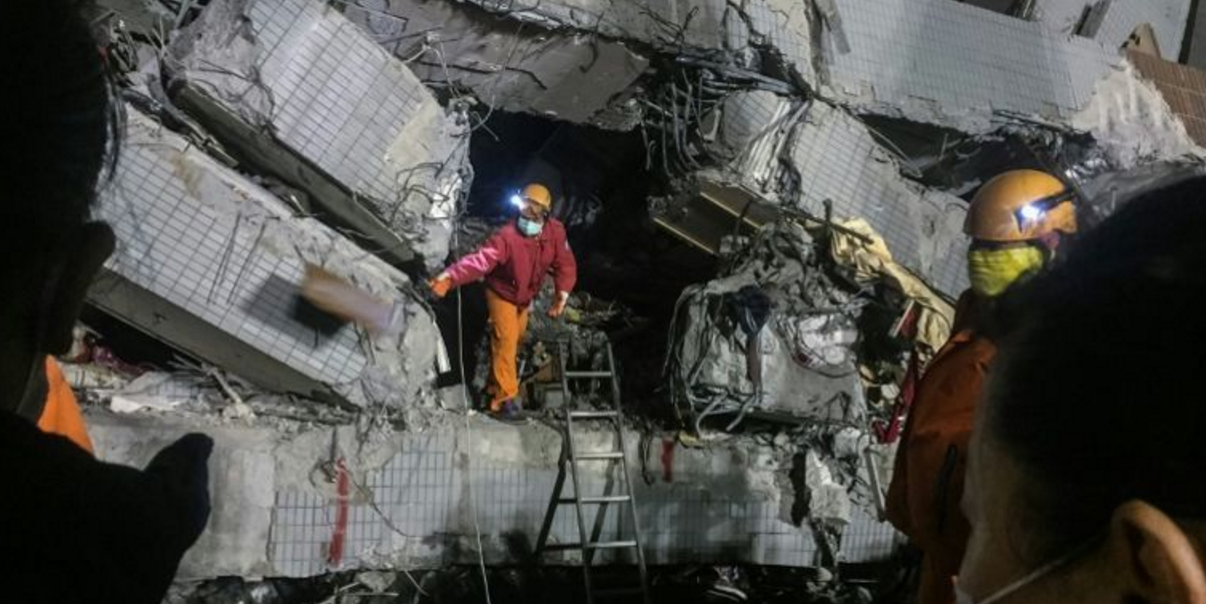 Dai Loan bat nha thau toa chung cu bi sap hinh anh