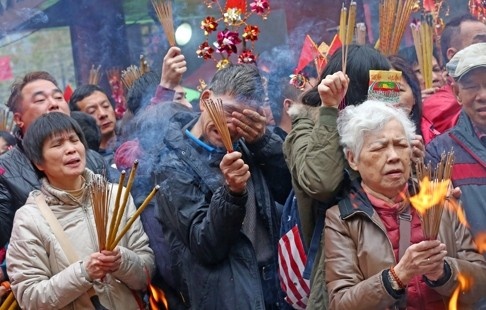 Nguoi Trung Quoc chen chuc di chua cau may dau nam moi hinh anh