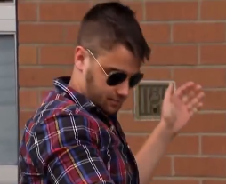 Tro dua tren ghe cong cong hinh anh