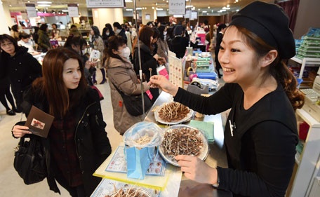 Phu nu Nhat tim mua chocolate cho Valentine hinh anh