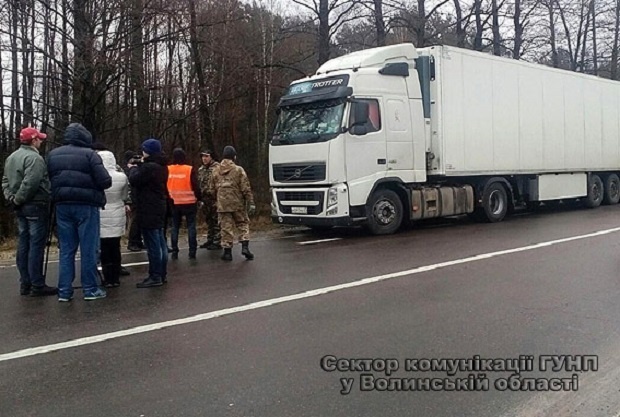 Nga cam xe tai Ukraine di vao lanh tho hinh anh