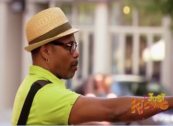 Am thanh te nhi trong nha ve sinh hinh anh