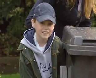 Voi nuoc sau thung rac hinh anh