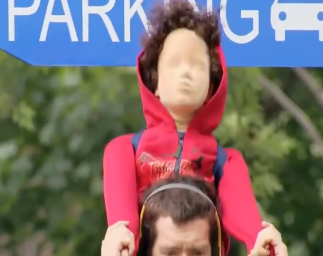 Dau tre con dap vao bien bao hinh anh