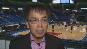 Doanh nhan goc Viet tang ve de nguoi di cu xem bong ro hinh anh