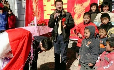 Dan ong Trung Quoc chi hang chuc nghin USD de mua vo hinh anh