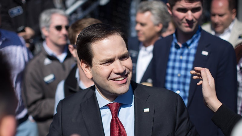 Ung vien tong thong My cong khai thue, thach thuc ong Trump hinh anh