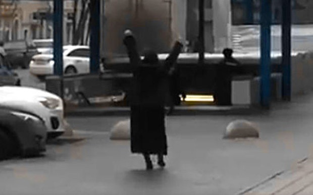 Nga bat nguoi phu nu xach dau tre em o ga tau dien ngam hinh anh