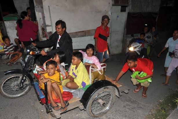 Dan Indonesia so hai chay len khu vuc cao de phong song than hinh anh