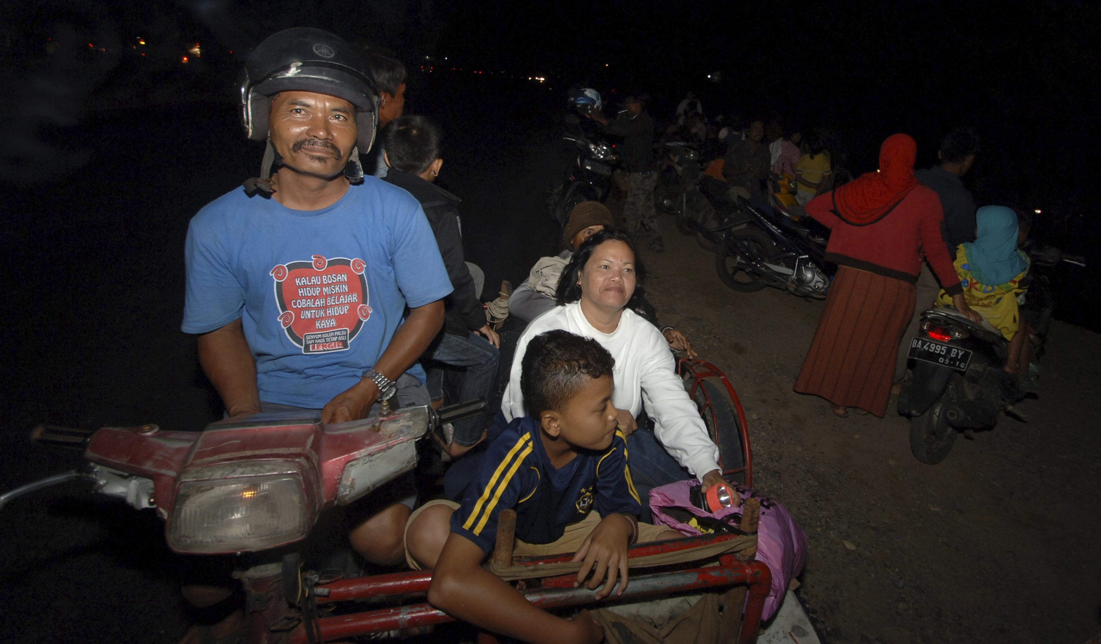 Indonesia dong dat 7, 9 do richter anh 3