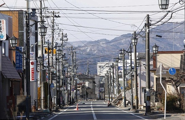 Vung dat chet o Fukushima sau dong dat, song than hinh anh