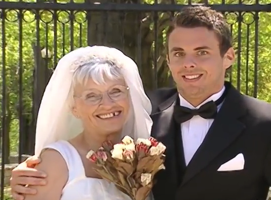 Trai tre cuoi vo gia hinh anh