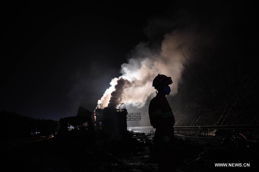 Trung Quoc: xe tai no tung, 27 nguoi thuong vong hinh anh