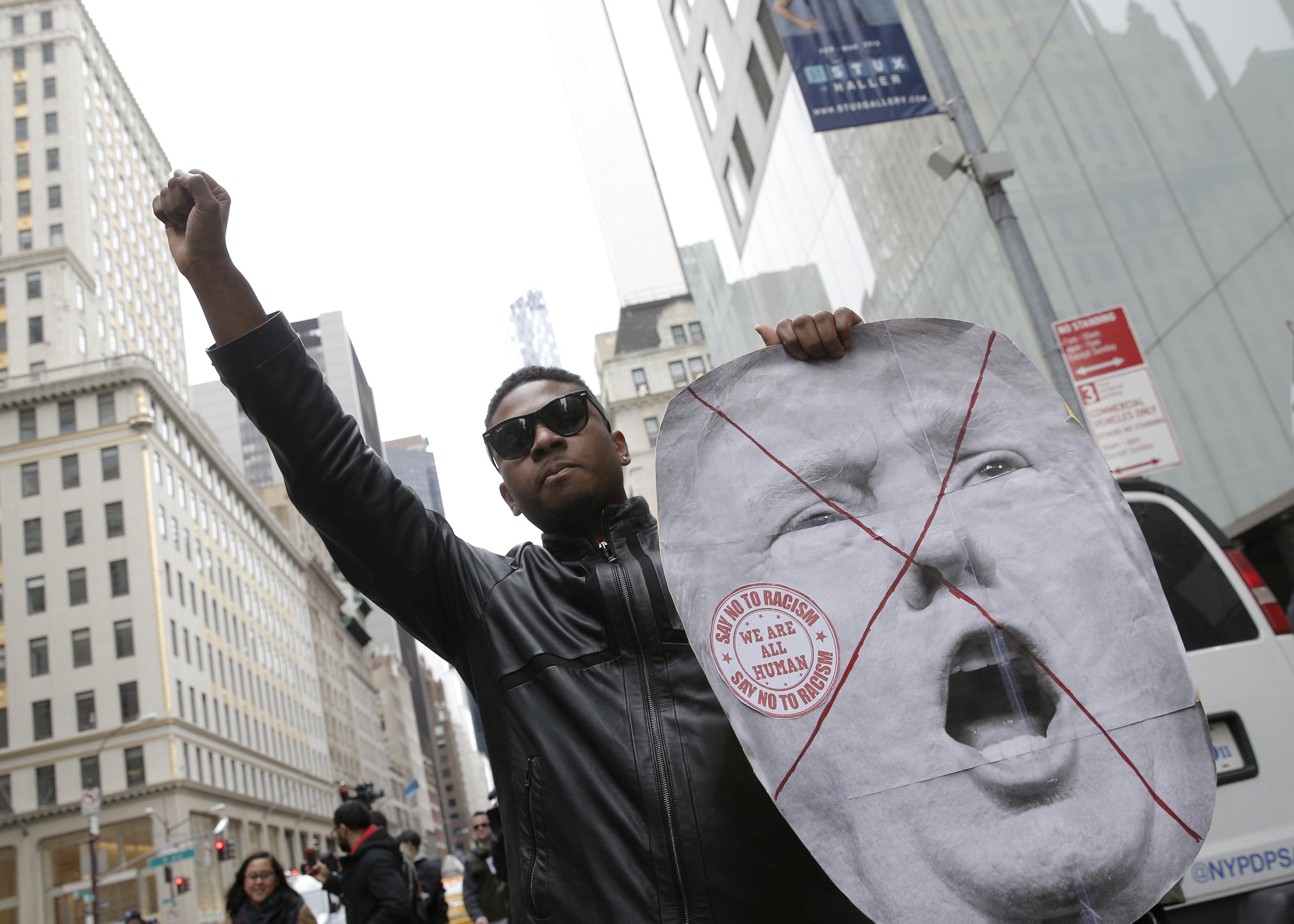 Dan My bieu tinh phan doi Donald Trump du doi hinh anh