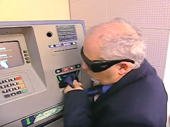 May ATM hai khach hinh anh