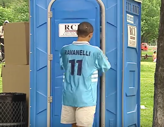 Tieng keu cuu trong toilet hinh anh