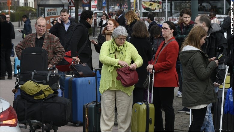 Co phieu hang khong, du lich lao doc sau vu danh bom o Bi hinh anh