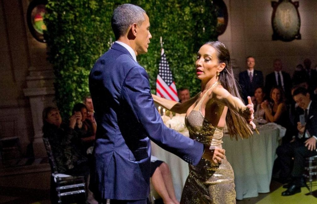Tong thong Obama nhay tango trong quoc yen o Argentina hinh anh